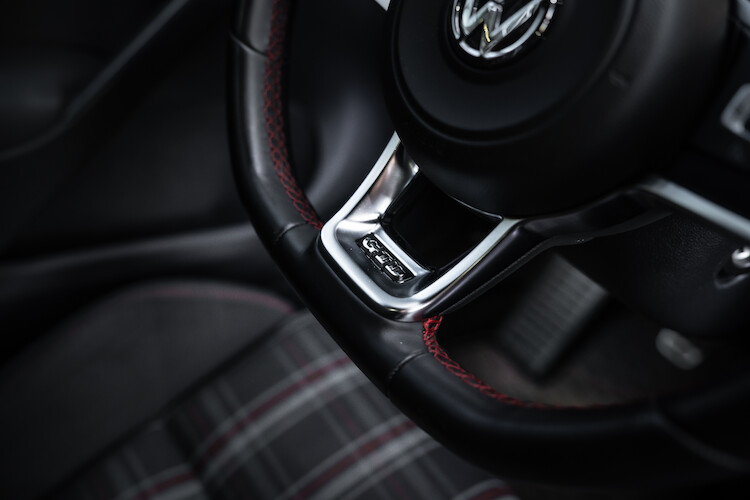 Volkswagen Golf VI – bogate wyposażenie standardowe i wysoki poziom bezpieczeństwa